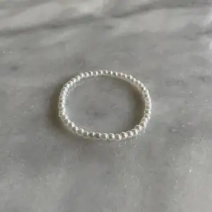 Egentillverkat armband med vita pärlor