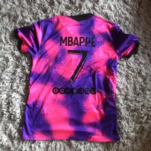 Mbappe psg tröja - Mbappe psg tröja size M i ny skick. Kom privat för fler bilder. Priset kan 100% diskuteras