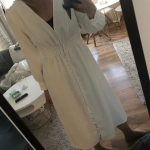 Vit långklänning zara - Vit långklänning från zara. Mer bilder o detaljer på min sida 