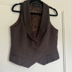 Brun väst  - Jättefin väst i brun färg köpt här på plick, men används inte så säljer vidare 💛