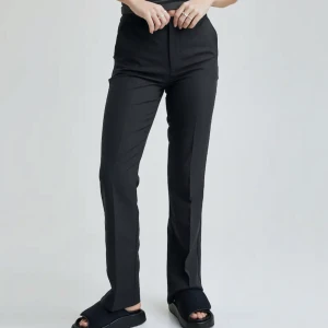 Svarta Kostymbyxor  - Ett par svarta kostymbyxor från BikBok. Modellen Vilma, high Waist. Använda fåtal gånger, nyskick 🙌 säljer pga att dom inte kommer till användning. Nypris är 399kr 💕 priset kan diskuteras.