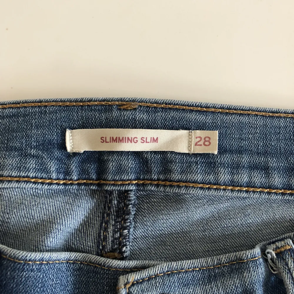 Säljer mina fina Levi’s jeans eftersom de ej kommer till användning mer. Jeansen är i storlek 28 och är mid waist.. Jeans & Byxor.