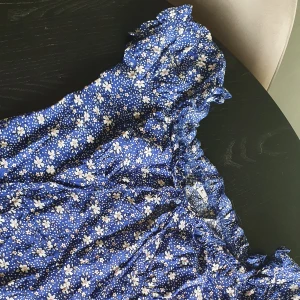 Blå sommarklänning - Aldrig använd, kort, tight, storlek L men passar även M. 