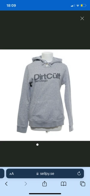 Hoodie - DirtCült hoodie fint sick, storlek S, snörena från luvan är borta💕