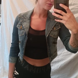 Jacka - Croppad jeansjacka. Knappt använd. Trekvarts ärmar