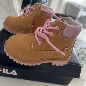 Barn skor - Hej sälja de her fina barn skor. Helt nya 