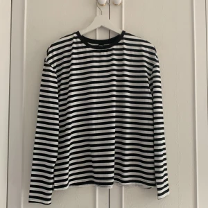 Randig långärmad tröja  - Detta är en långärmad randig tröja som jag har köpt säljer den pågrund av att jag inte har använt den. Köpte den på SHEIN 