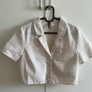 Croppad rutig skjorta från H&M 👚Aldrig använd 👚Stl 38 men lite liten i storleken 👚Nypris: 149kr