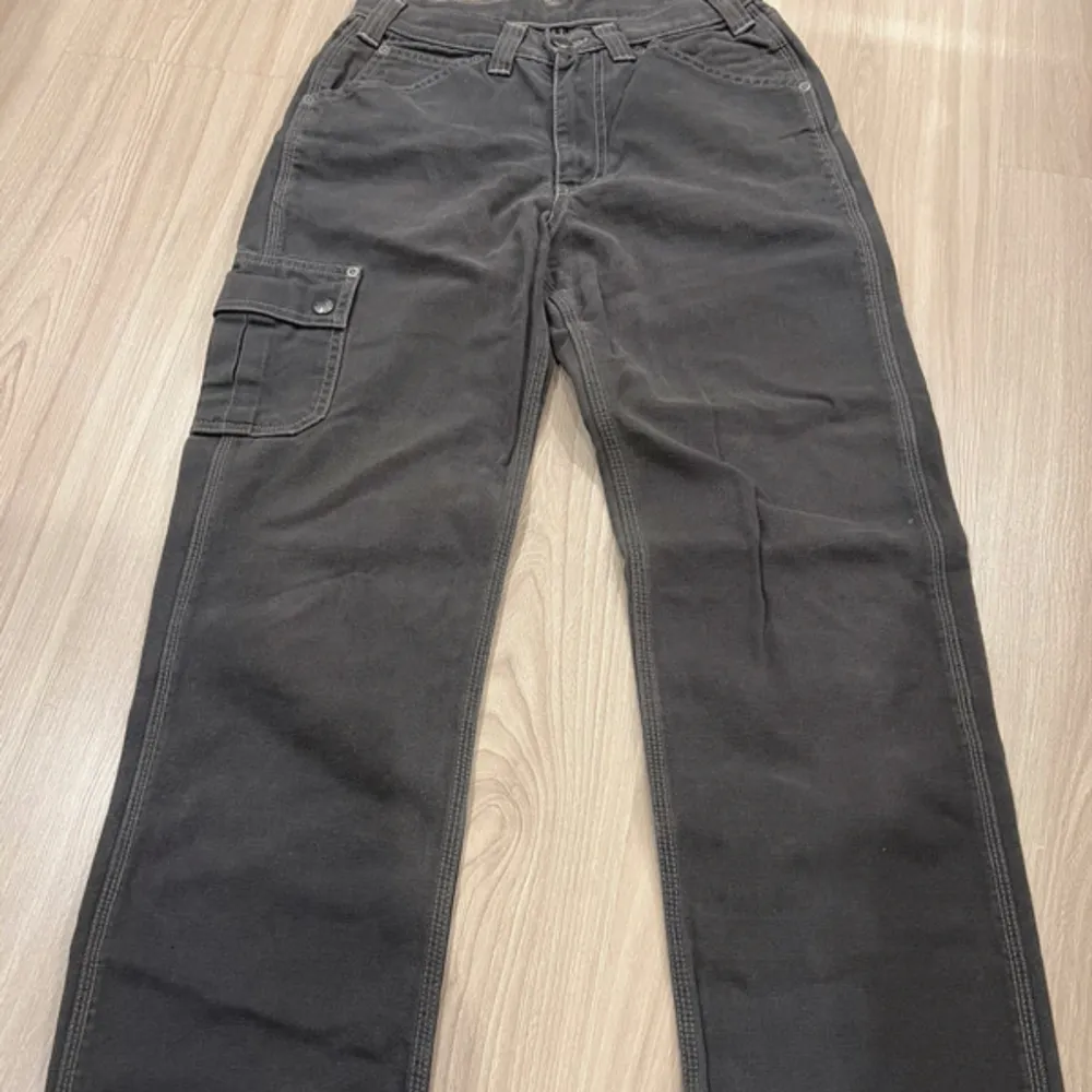 Cargo byxor🌸 Skriv om du vill ha fler bilder. Storlek XS Längd 104cm. Midja 34cm. Vida/raka ben. Super fina men för små för mig🥰. Jeans & Byxor.