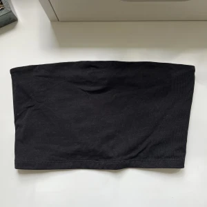 Tubtop - Säljer denna svarta tubtop från Gina Tricot!🖤Stl M men skulle säga att den även passar S! Säljs för 50kr +frakt!✨