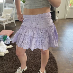 Kjol - Fin sommar kjol. Men den har ett litet hål på framsidan men det är enkelt att du igen! 