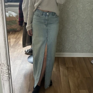 Jeans kjol - Säljer min jeans kjol i storlek 38. Är 170 cm lång och den gå ner till fötterna. Ny skick. Köpare stå för frakten 