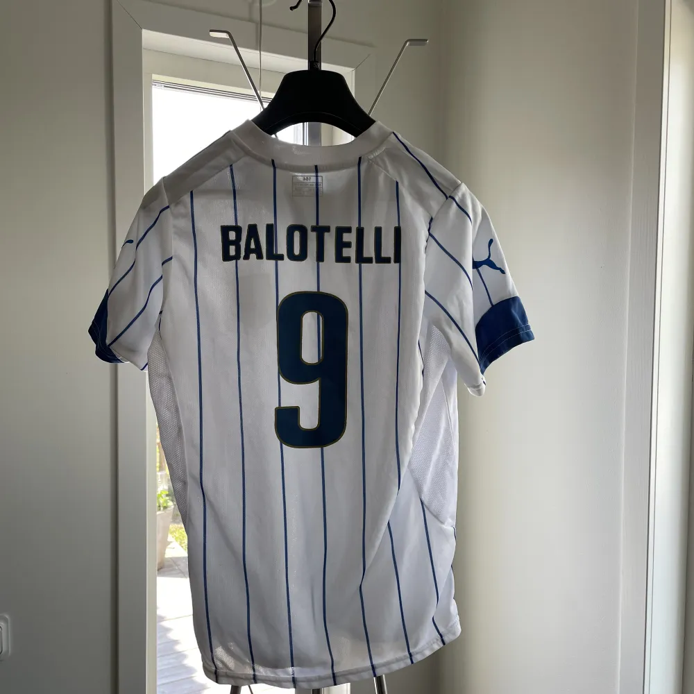 Snygg fotbollströja från Italiens Vm 2014 med Balotelli på ryggen (9)  Storlek S. T-shirts.