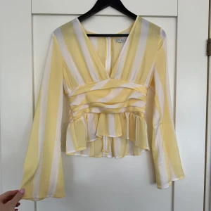 Blus från Ivyrevel - Randig blus från Ivyrevel (Kenzas gamla klädmärke) i storlek 38 men sitter som en S. Dragkedja baktill, endast använd 1 gång 💛