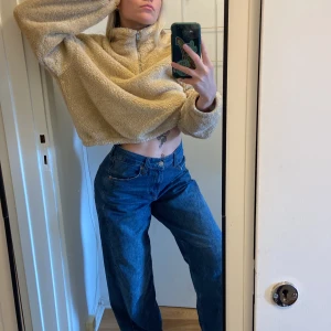 H&M fluffig tjocktröja  - Fluffig och varm tjocktröja från H&M i storlek M. Köpt för ca två år sen men inte särskilt använd✨