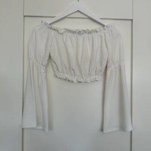 Croppad topp - En croppad långarmad topp från Gina Tricot, endast använd fåtal gånger. Storlek S, mycket fint skick! 🌸