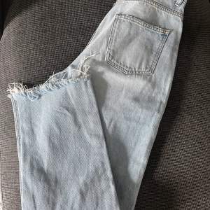 Jeans från NA-KD, säljer pga passar inte mig längre. Väldigt sparsamt använda 🫶🏻