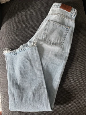 Jeans  - Jeans från NA-KD, säljer pga passar inte mig längre. Väldigt sparsamt använda 🫶🏻