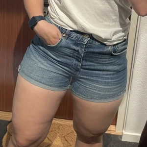 Jeansshorts - Jeansshorts från Gina tricot storlek 40. Knappt använda. 