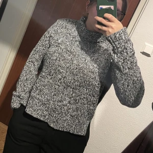 Stickad tröja - Stickad tröja med hög krage, storlek M. Kommer inte till användning längre