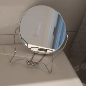 Spegel  - Smidig och praktisk! Köpte den för 149! Kontakta vid pris, frakt och intresse❤️