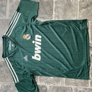 Real Madrid 12/13 borta fotbollströja  - ⚽️🐉Real Madrid 2012/13 tredje kit i nyskick🐉⚽️ Ställ gärna frågor om ni undrar något🐉