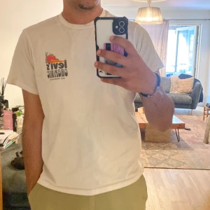 Levis tröjja - Beige levis tröjja med fin tryck där back