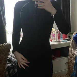 Basic black mini dress w long sleeve 