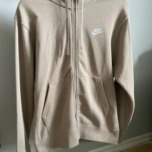 Nike sportswear - Tröjan är oanvänd alltså som ny. Den är väldigt tunn och enkel vilket är skönt nu på sommaren. Vid snabb affär kan pris diskuteras. 