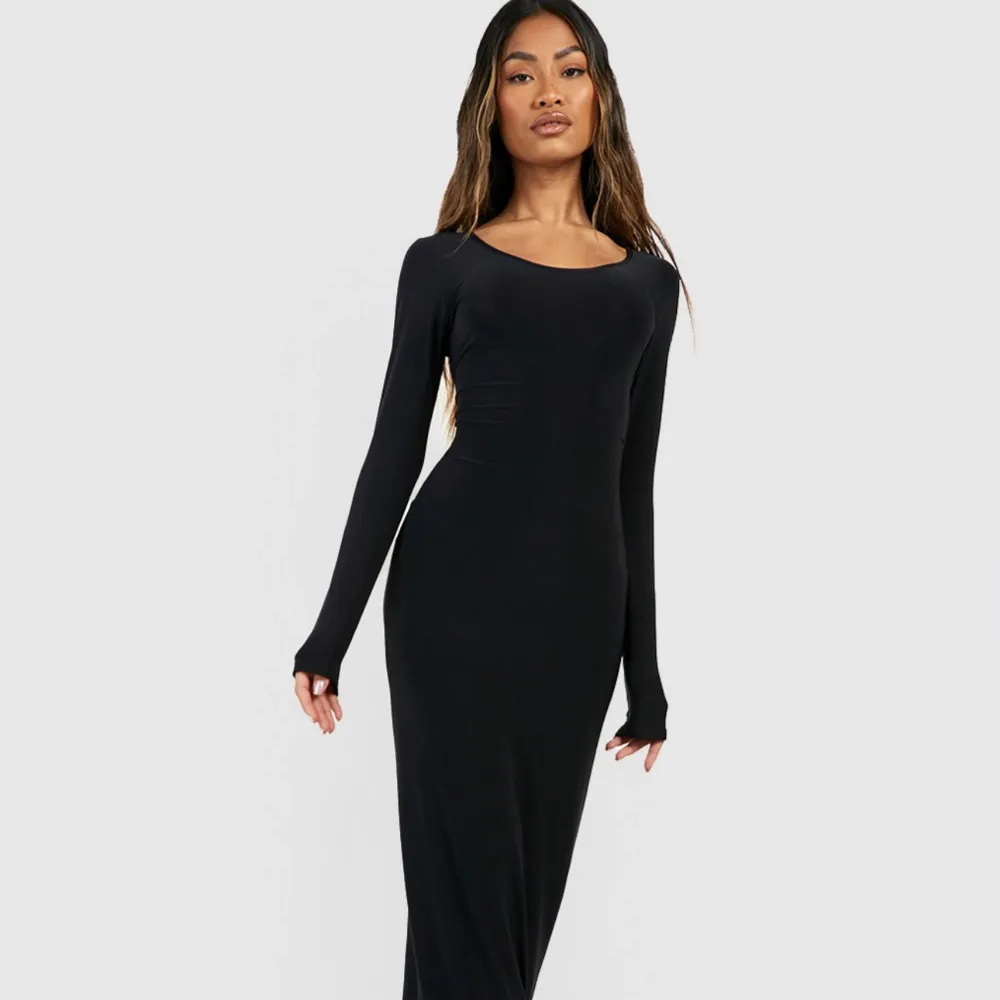 Denna klänning är aldrig använd. Jag är 170 och den går ner till min fotled. I ett skönt och luftigt matrial & den är även stretchig. Inte genomskinlig. ❣️❣️ (Ordinarie pris 360 kr). Klänningar.