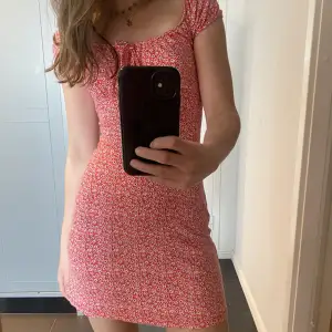 rosaröd klänning med blommor från bershka🌹🌺 perfekt till sommaren!!