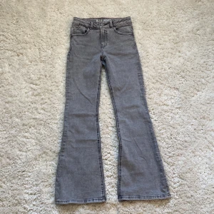 midwaist flare jeans i grå  - säljer eftersom dom inte passar mig längre, nytt skick och använts endast en gång. Osäker på märket men beställde ifrån zalando