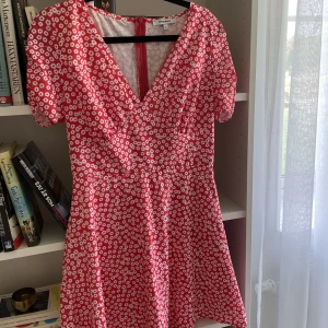 Sommarklänning  - Söt blommig klänning från chiquelle. I nyskick 