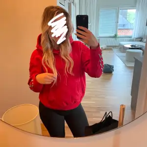 Älskar den här hoodien så mycket men tycker inte att jag passar i rött så använder aldrig, därför jag säljer. Vanlig passform för hoodie och i nyskick. 