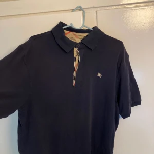 Burberry piké Small - Säljer min burberry piké i storlek S då den inte passar mig i storleken Använt en gång  Köpt på vestaire collective för 1600   Kvitto finns 