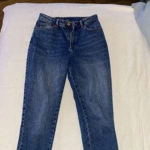 Blåa MomJeans - Dom är gjorda i momjeans stilen. Älskade dom här byxorna förra året men dom är knappt slitna.