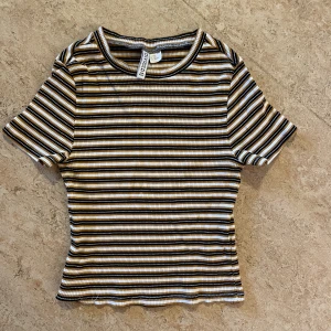 topp - multicolor topp från hm.  är storlek medium. köparen står för frakt. dm om ni har frågor🥰