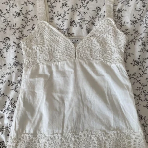 Vit topp - En fin vit broderad topp. Använd några gånger. Den är mycket mindre i storleken så ungefär s/xs.