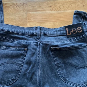 lee jeans gråa - skitsnygga gråa jeans ifrån Lee. Använda några få gånger så i bra skick! Straight leg. Nypris ca 1000kr
