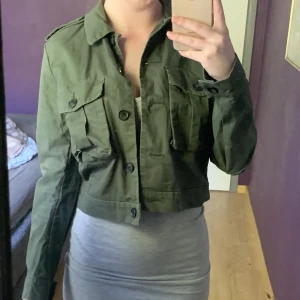 Grön jacka - Grön jacka från H&M perfekt till våren/sommaren
