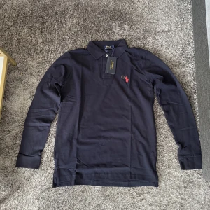 Polo Ralph lauren  - Helt ny Ralph lauren med prislapp  Pris kan förhandlas Mörkblå 