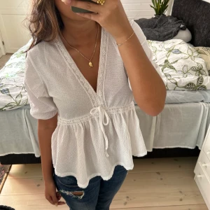 Blus - Så fin blus köpt second hand, perfekt till sommaren! Stl M men passar även S! ❣️Direkt pris 400kr! 