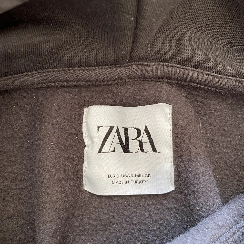 Säljer denna sjukt feta hoodien i strl S, passar M från ZARA. Tröjan är knappt använd, därav som nyskick. Är du intresserad eller om du har några frågor, hör av dig💫. Hoodies.
