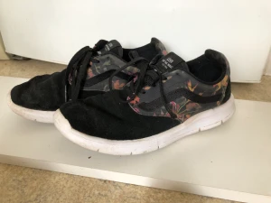 Låga VANS skor stl 38,5  - Svarta Vans med mönster  Innermått 24,5 cm 