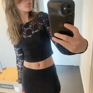 svart spetströja - svart spetstopp som är jättesnygg både som vanligt och bakofram!!🌟🖤 köpt secondhand  