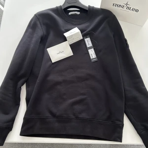 Stone Island Sweatshirt  - Tröjan är väldigt varsamt använd. Ser ut precis som ny. Skick 9,5/10  Köpte den för 2100 för 2 år sedan i stone island butiken på Östermalm/Norrmalm i Stockholm. Nypris nu är 2899 kronor.  Allt som hör till finns kvar. Kvitto, orginalpåse, prislapp mm  
