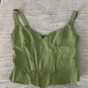 Topp från Zara  - Sage topp från Zara. Originalpris 399 kr. Säljer för 129 kr. Använt enstaka gånger. Bra skick.