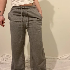 Grå mjukis  - Ett par baggy gråa mjukis sitter snygg både highwaist och lowwaist. Dem är för långa på mig och är 155🫶🏼