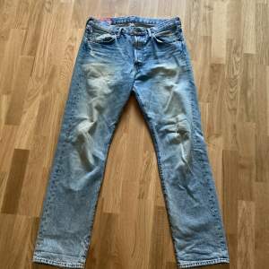 Acne blå konst jeans i jättesnygg tvätt och distress. Storlek 33/32 