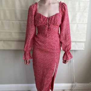 Sommarklänning från nelly - Fin röd klänning från Nelly i storlek 34, inte använd!